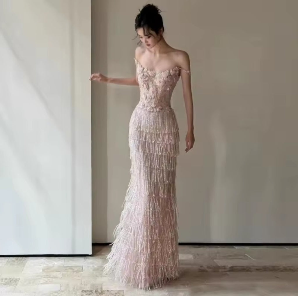 Vestido Royale Alto Luxo em Musseline de Seda Francesa com Flores de Seda, Cristais Swarovski e Franjas em Camadas – GRF-0043
