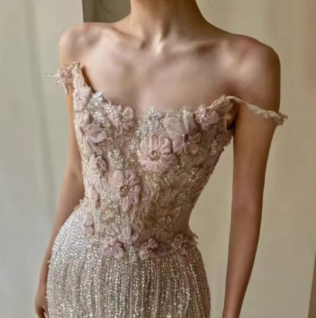 Vestido Royale Alto Luxo em Musseline de Seda Francesa com Flores de Seda, Cristais Swarovski e Franjas em Camadas – GRF-0043