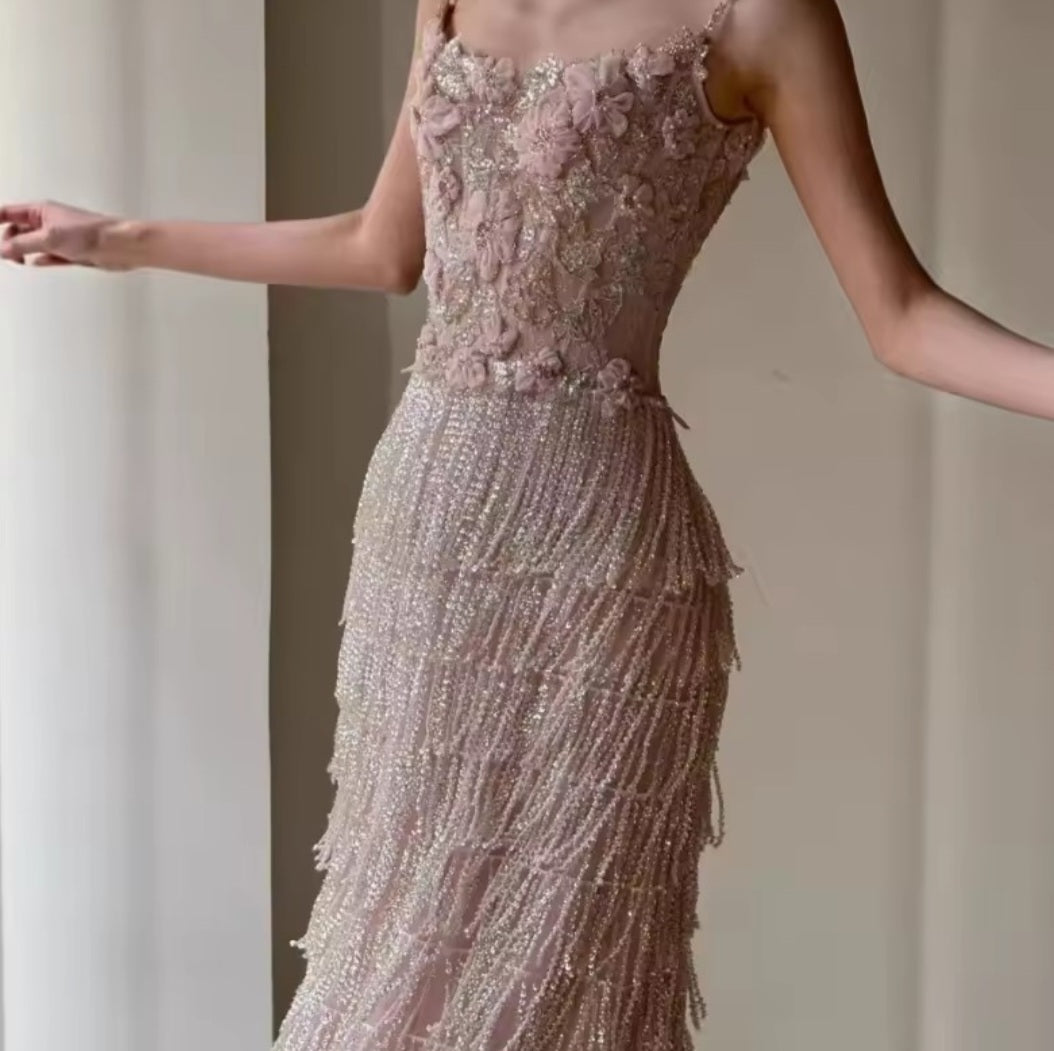 Vestido Royale Alto Luxo em Musseline de Seda Francesa com Flores de Seda, Cristais Swarovski e Franjas em Camadas – GRF-0043