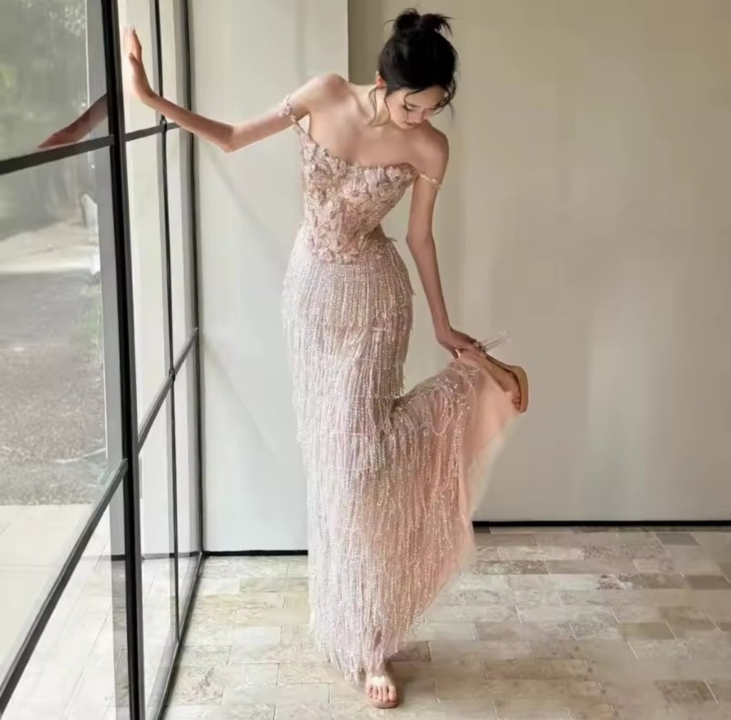 Vestido Royale Alto Luxo em Musseline de Seda Francesa com Flores de Seda, Cristais Swarovski e Franjas em Camadas – GRF-0043
