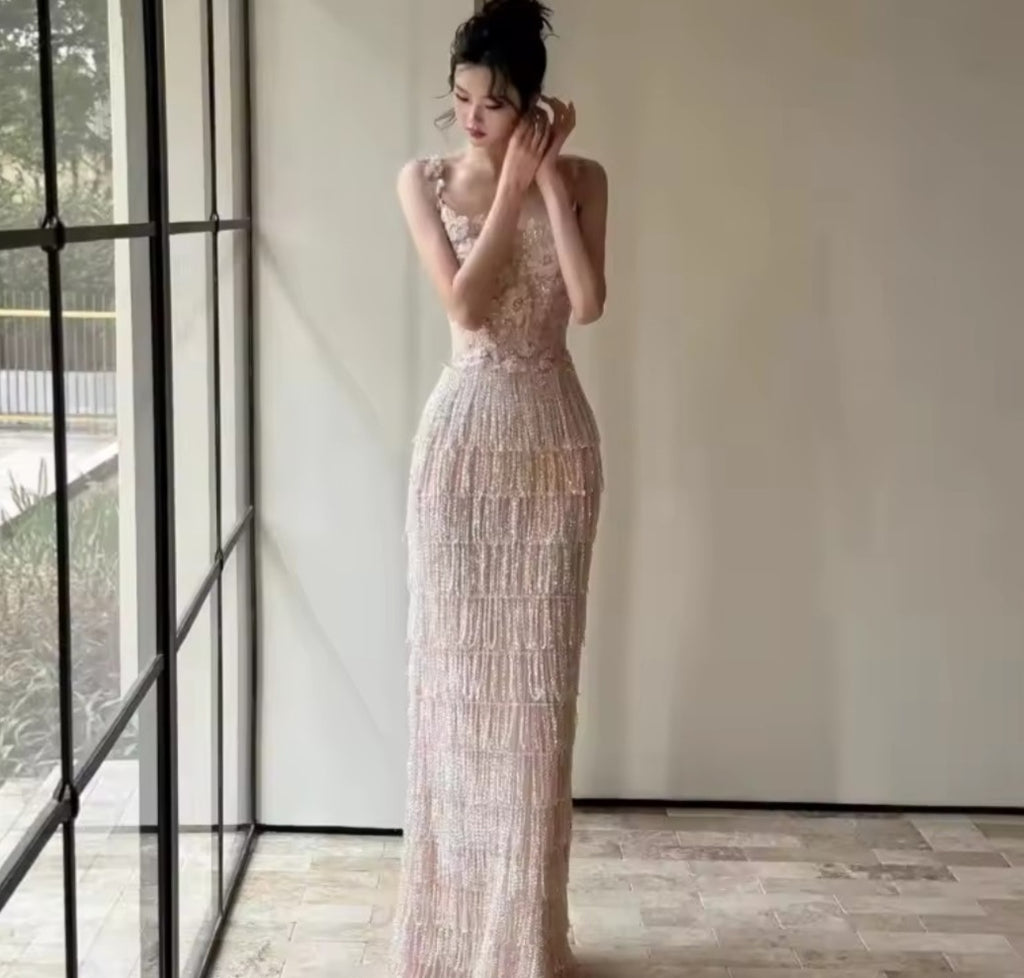 Vestido Royale Alto Luxo em Musseline de Seda Francesa com Flores de Seda, Cristais Swarovski e Franjas em Camadas – GRF-0043